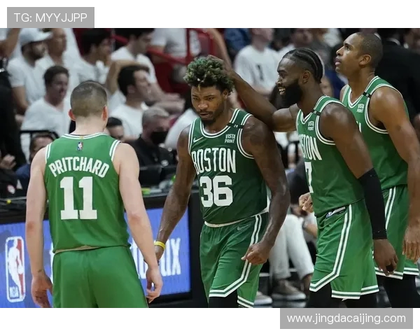 老鹰队与凯尔特人激战正酣 双方全力争夺东部季后赛席位 老鹰队与凯尔特人激战正酣 双方全力争夺东部季后赛席位